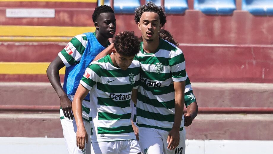 Flávio Gonçalves saudado pelos colegas após o golo marcado