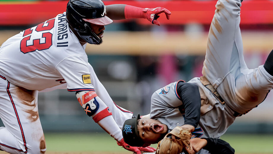 Lance intenso durante jogo de beisebol 