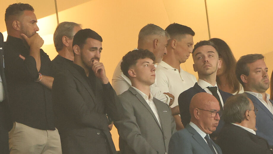 Filhos de Jorge Costa assistem a tributo no Estádio do Dragão