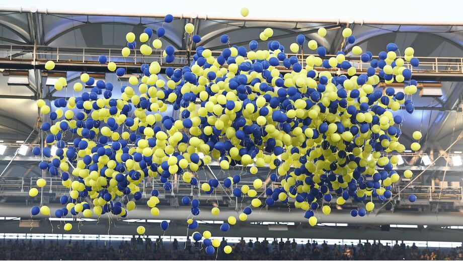 Fenerbahçe lançou 1907 balões para o céu antes do jogo com o Feyenoord