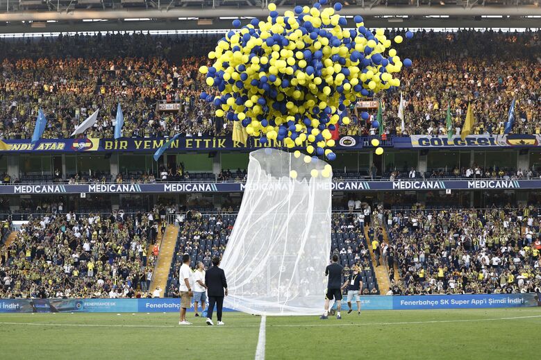 Fenerbahçe lançou 1907 balões para o céu antes do jogo com o Feyenoord
