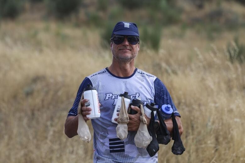 Gelo tornou-se omnipresente na Volta a Portugal, com os ciclistas a combaterem as elevadas temperaturas com o recurso a sacos colocados na cervical