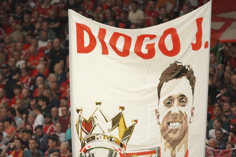 Emocionante: as sentidas homenagens a Diogo Jota e André Silva em Anfield