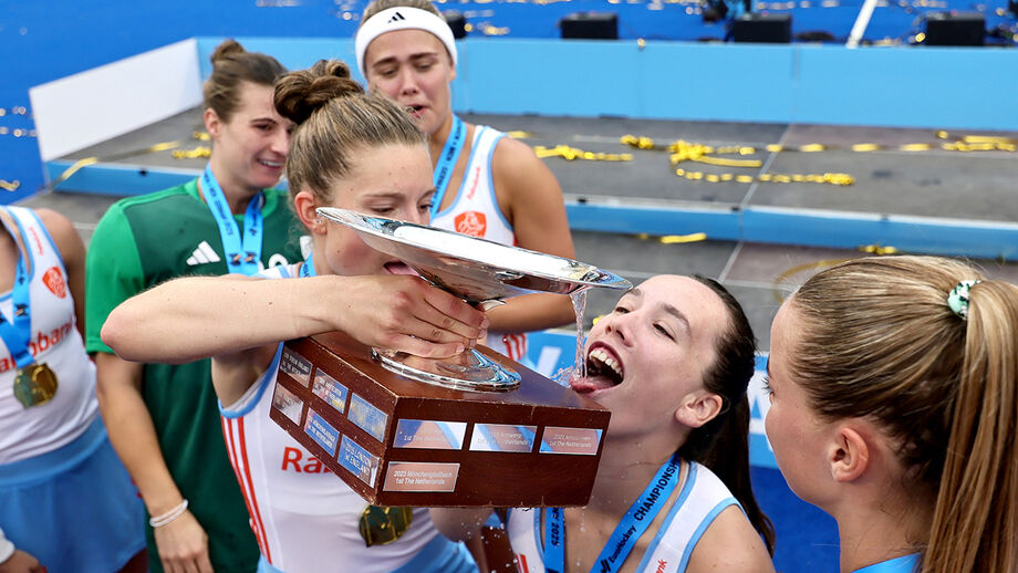 Jogadoras celebram vitória no EuroHockey Championship bebendo do troféu
