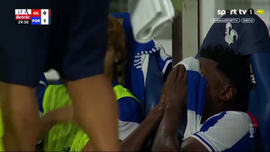 Samu chora no banco após lesão no jogo Gil Vicente - Porto.