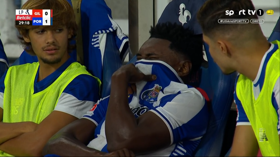 Samu chora no banco após lesão durante o jogo Gil Vicente-Porto