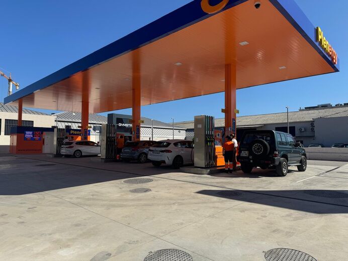 Clientes abastecem viaturas num posto de combustível Plenergy