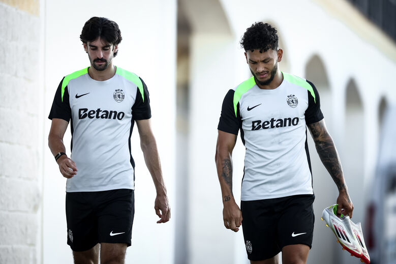 Trincão e Suárez a caminho do relvado da ala profissional