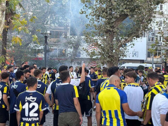 Ambiente de 'fair play' em Istambul: adeptos de Benfica e Fenerbahçe animam-se antes do jogo
