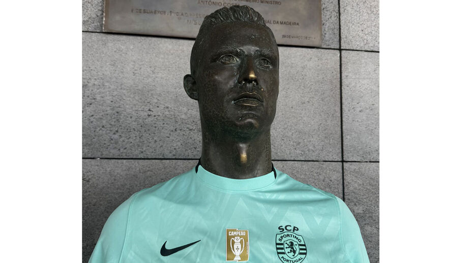 Busto de Cristiano Ronaldo no Aeroporto da Madeira