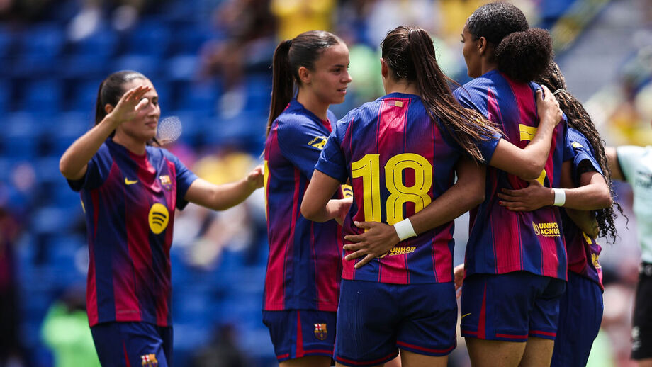 Kika Nazareth (18) a festejar com as companheiras de equipa