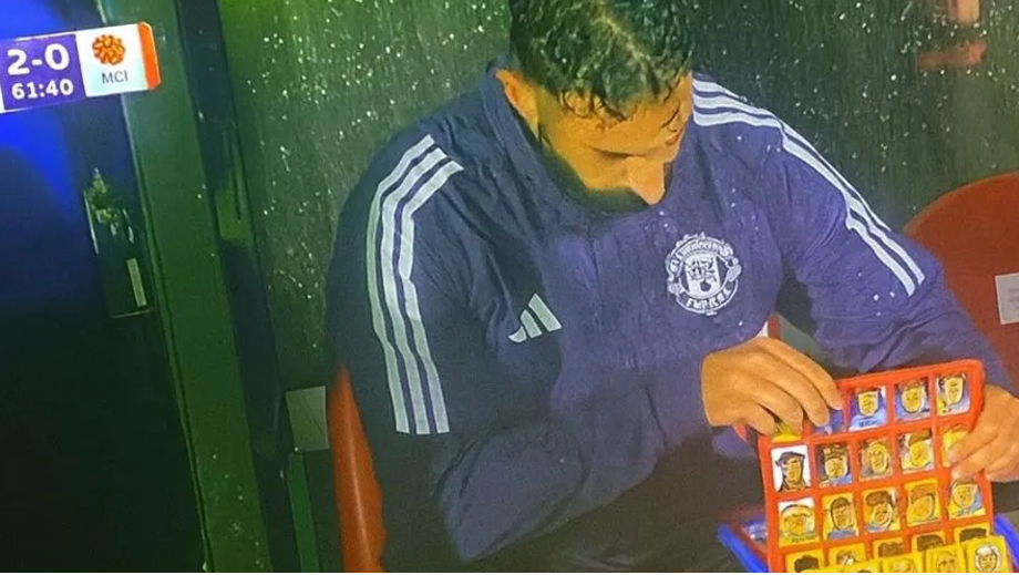 Treinador do Manchester United foi 'colocado' a jogar 'Quem é Quem?' no banco