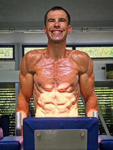 Pimenta exibe músculos no treino