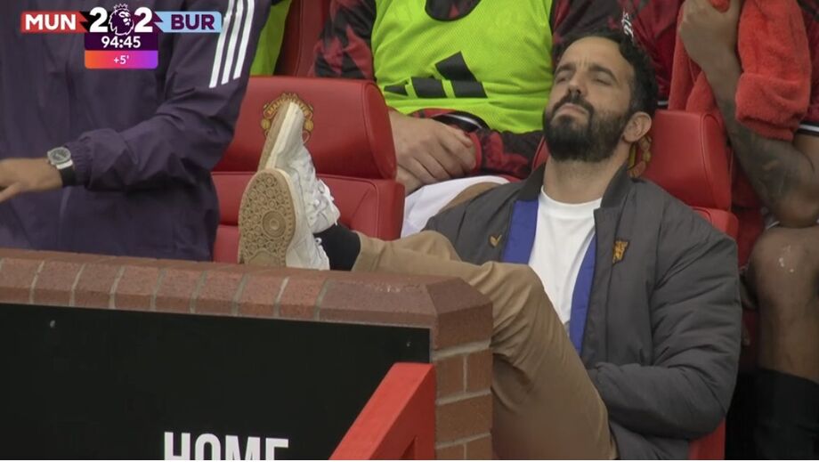 Mais memes a caminho? Ruben Amorim assistiu ao penálti de Bruno Fernandes... de pernas ao alto