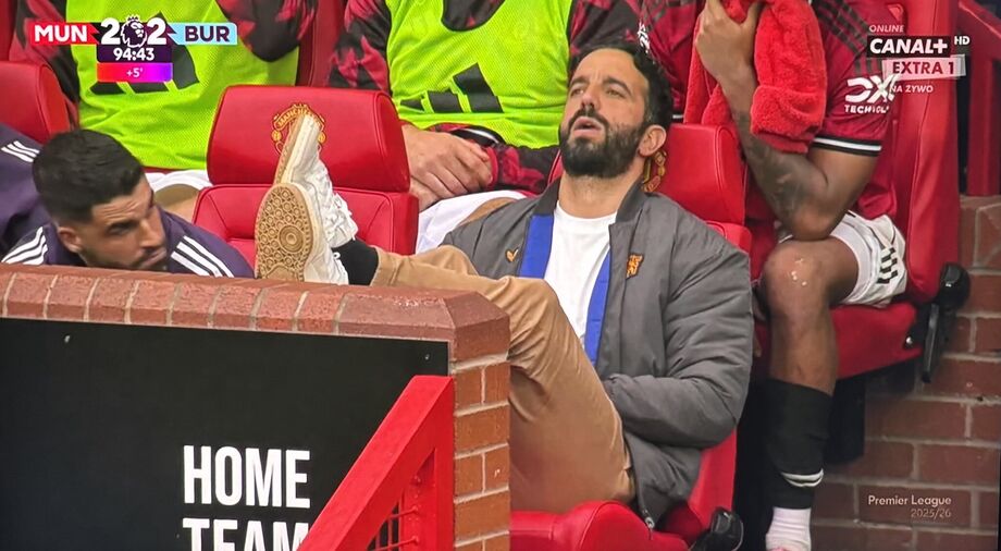 Mais memes a caminho? Ruben Amorim assistiu ao penálti de Bruno Fernandes... de pernas ao alto