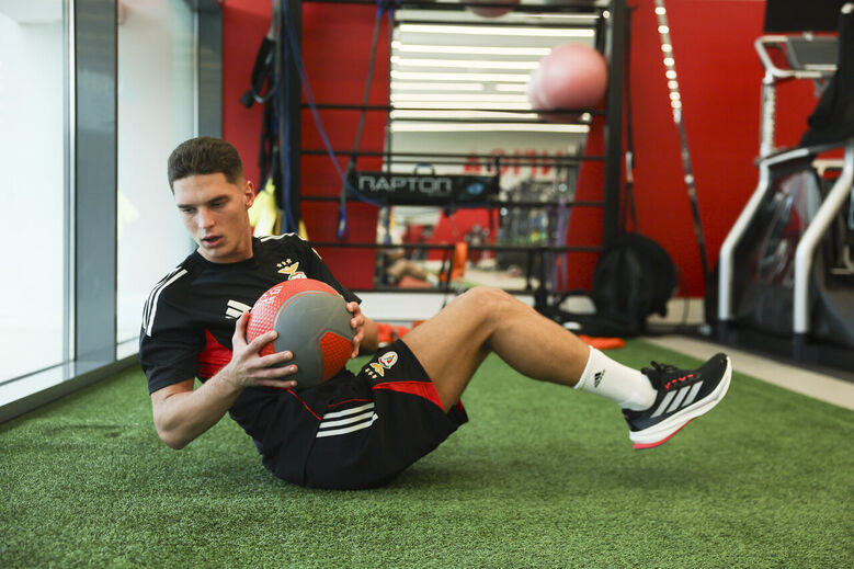 Sudakov treina no Benfica Campus