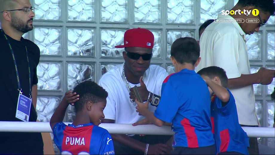 Vinícius Júnior assiste ao Alverca-Benfica