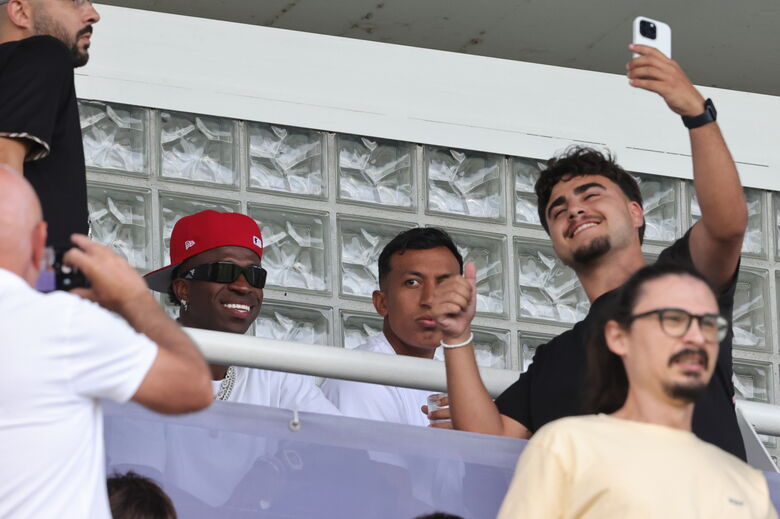 Convidado de luxo: Vinícius Júnior assiste ao Alverca-Benfica
