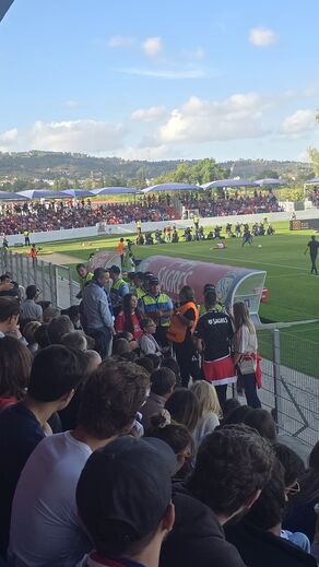 O momento em que a polícia pede a adeptos do Benfica para deixarem as bancadas no jogo com o Alverca