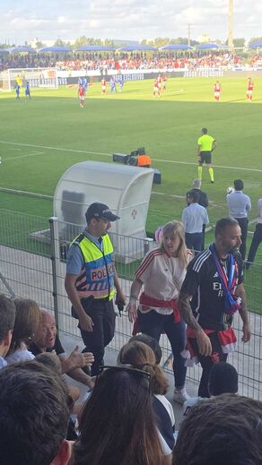 O momento em que a polícia pede a adeptos do Benfica para deixarem as bancadas no jogo com o Alverca