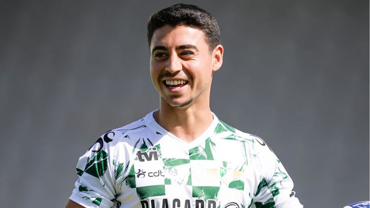 Vasco Sousa sorri com a camisola do Moreirense
