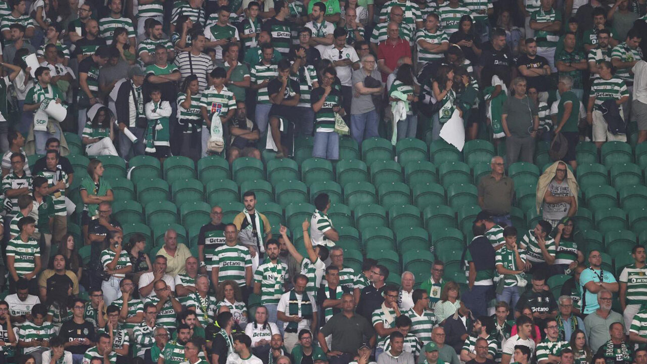 O momento em que adeptos do Sporting foram obrigados a sair do setor que ocupavam devido à queda de vidros