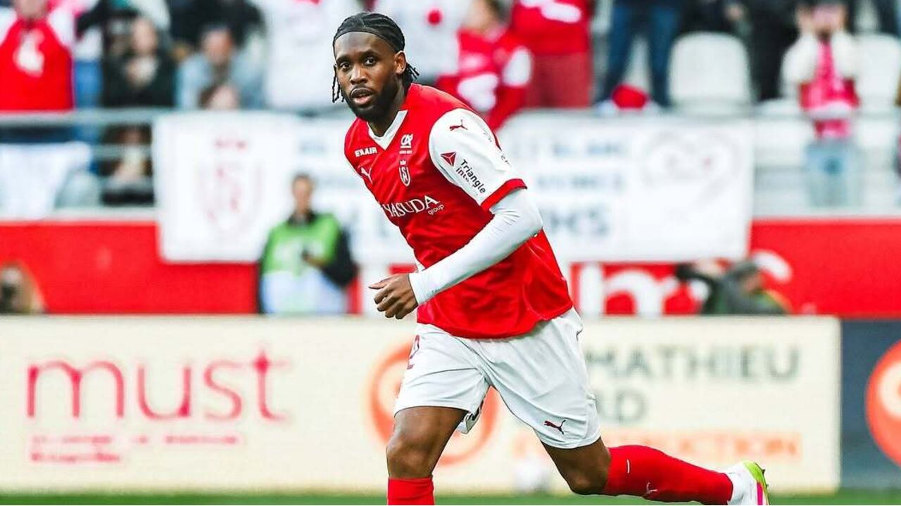 Jordan Pefok reforça o ataque do Tondela