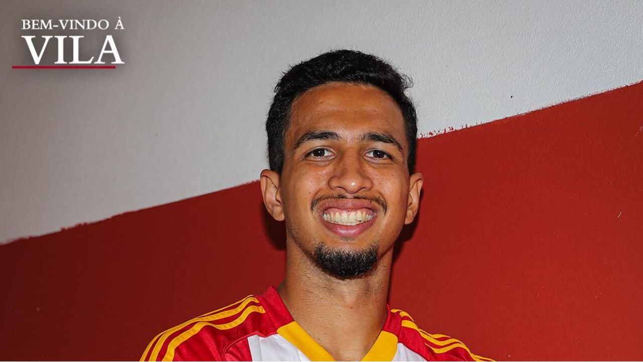 Paulo Vitor reforça a defesa do AVS SAD, vindo do Akron Togliatti