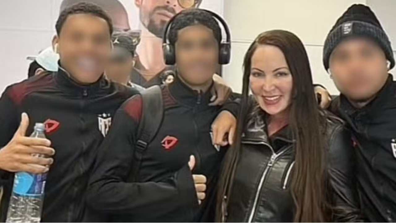 At. Goianiense expulsa três jogadores da formação após partilharem foto com atriz porno