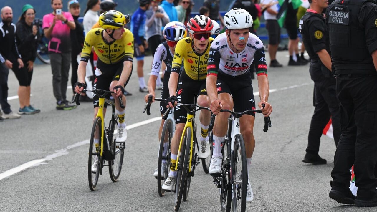 João Almeida compete na Vuelta, com Vingegaard