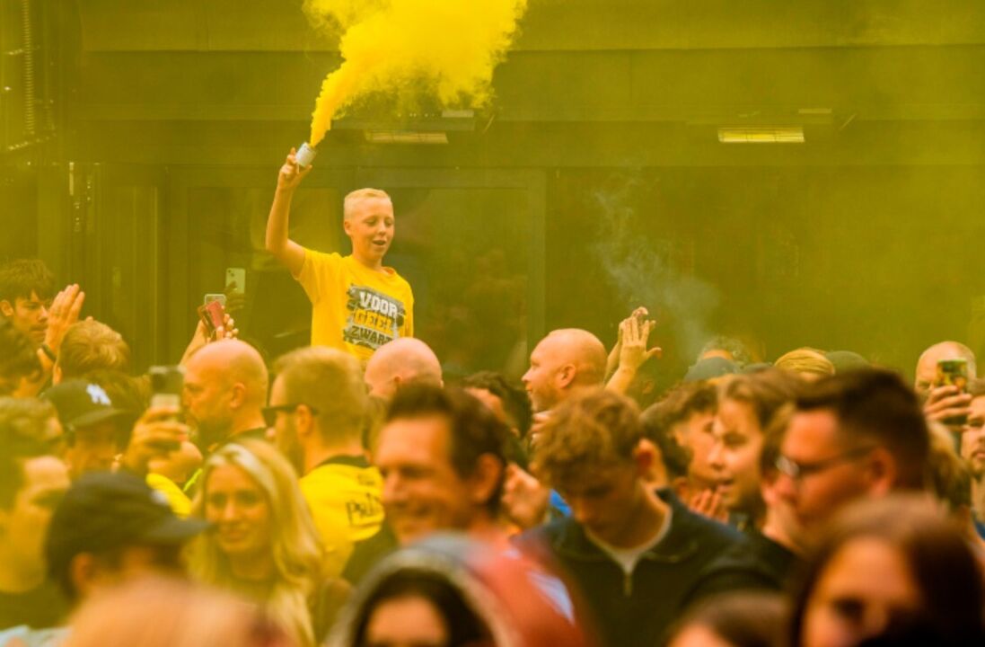 Fãs do Vitesse celebram regresso ao futebol profissional