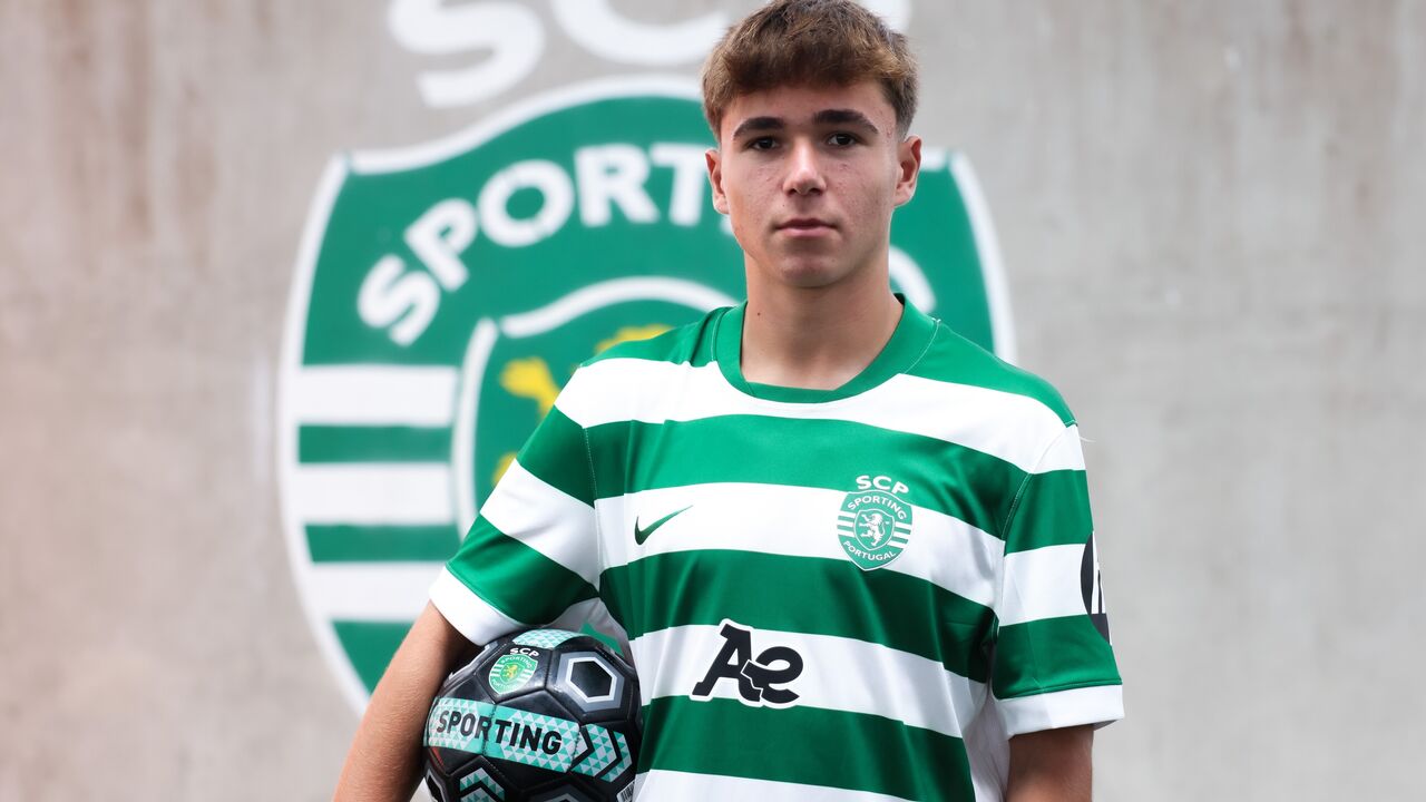 Jogador do Sporting CP posa com a camisola e bola do clube