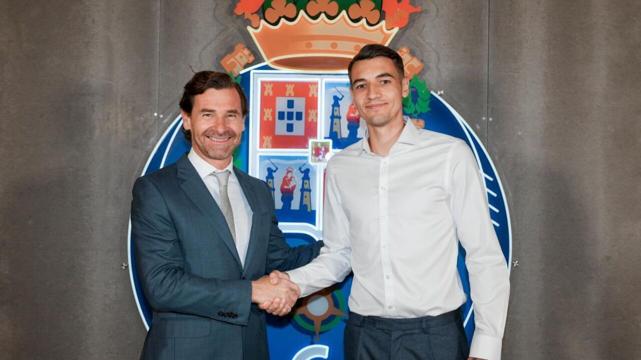 Villas-Boas e Kiwior acertam contrato em cerimónia oficial