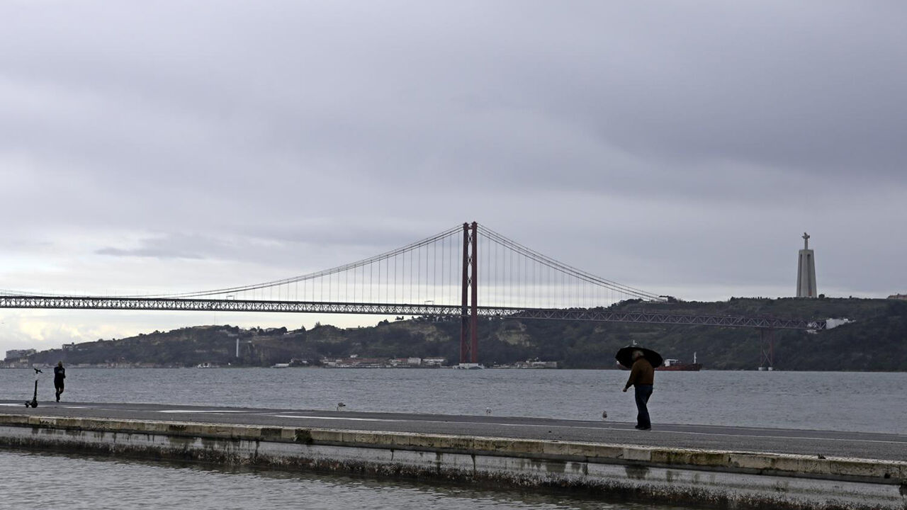 Previsão de chuva para Portugal continental no fim de semana devido a frente fria