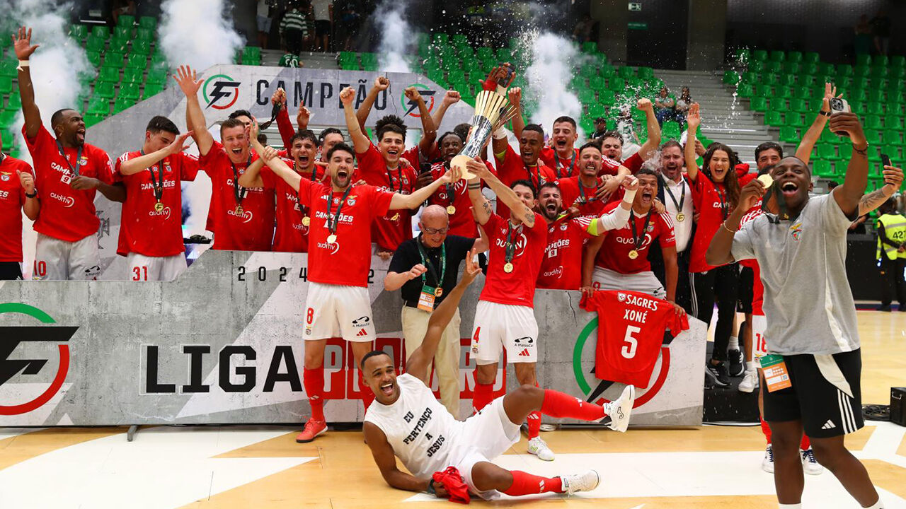 Benfica reescreve a história na Liga Placard e conquista o título