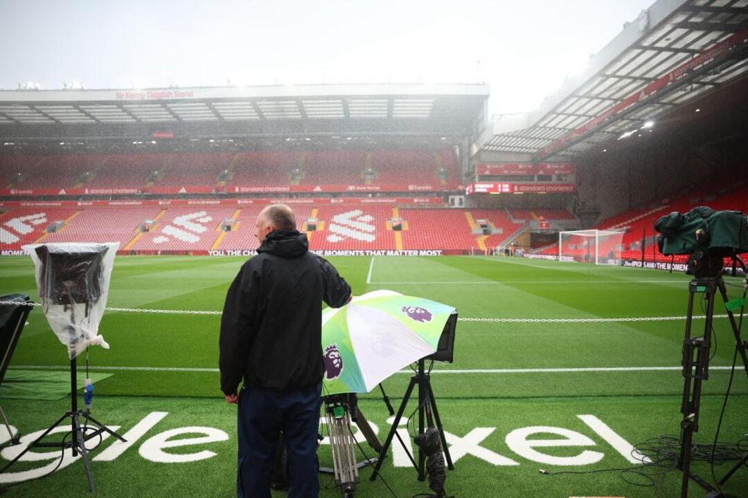 Transmissão de jogo de futebol captada por câmaras de TV