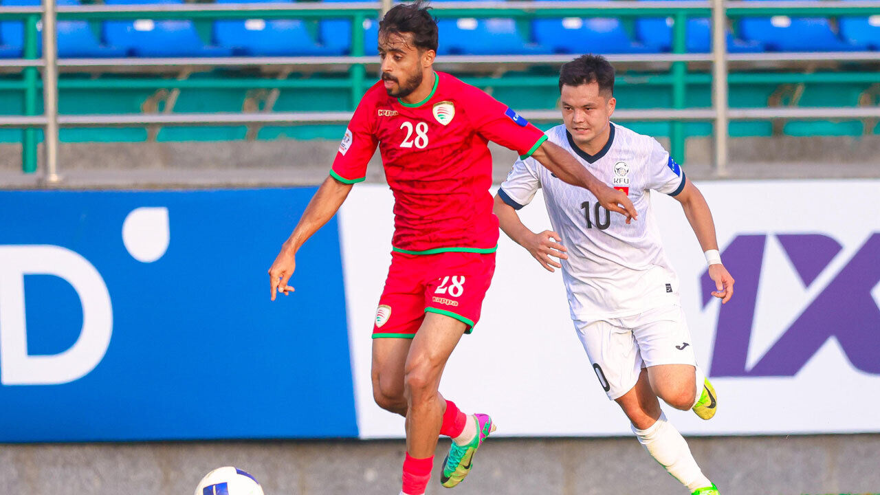 Jogadores de Omã e Turquemenistão numa disputa de bola 
