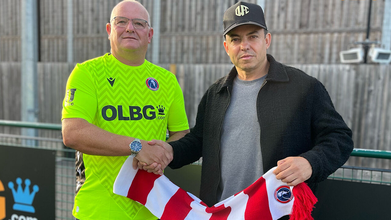 Contratação de adepto de 54 anos para guarda-redes do clube