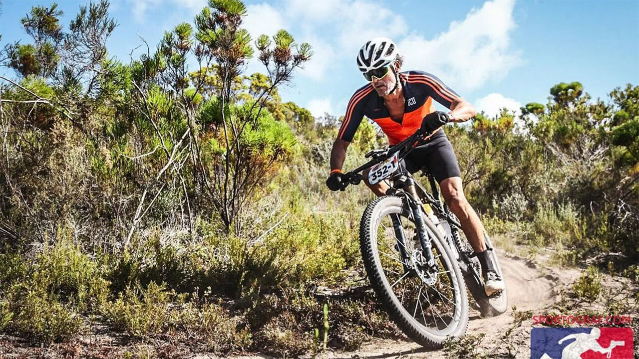 Luis Enrique sofre queda de bicicleta e é operado a uma fratura na clavícula