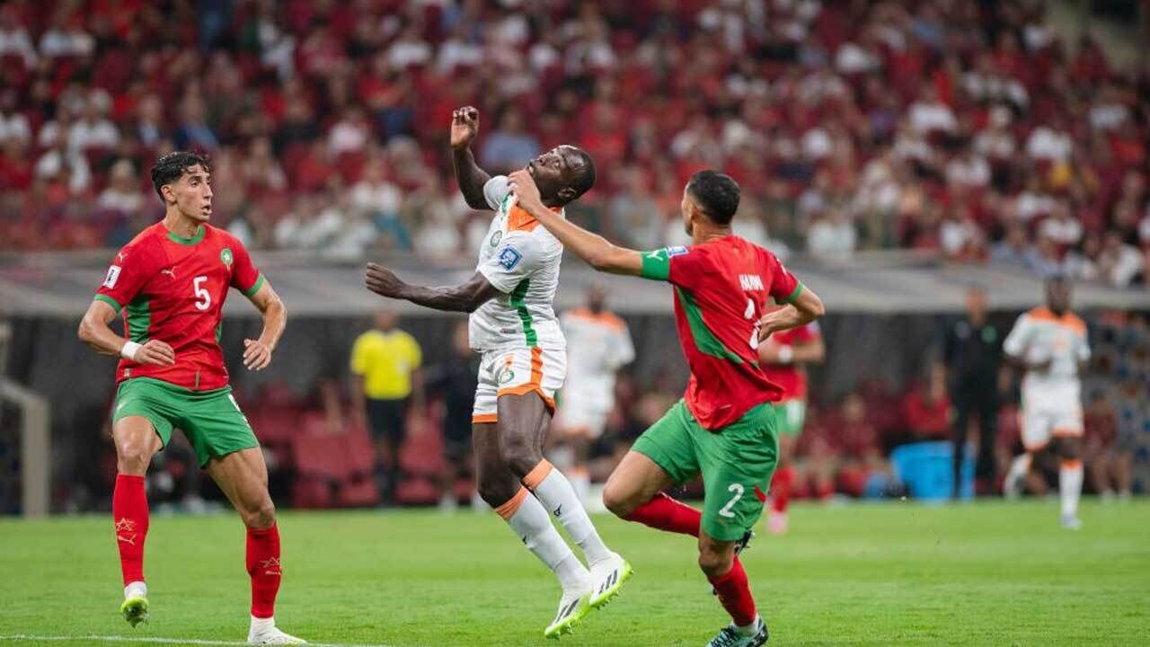 Jogadores de Marrocos e Níger lutam pela posse de bola