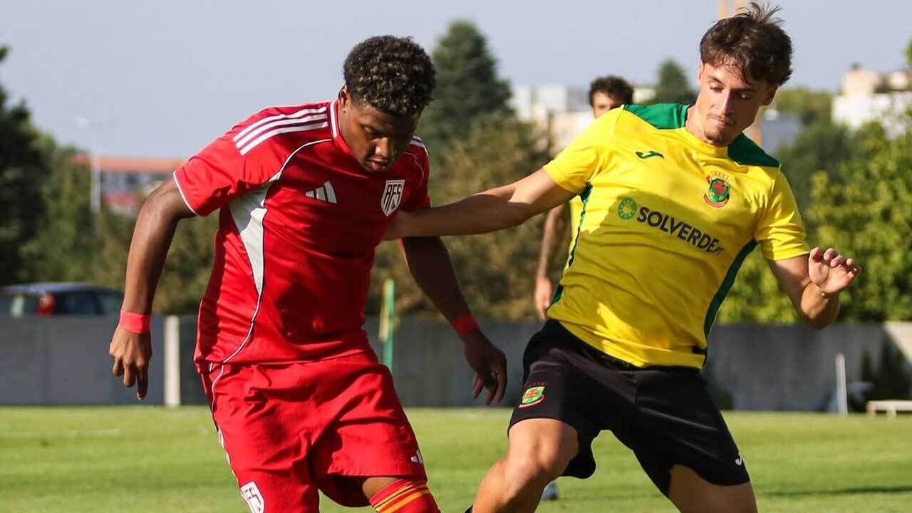 Jogadores de AVS SAD e Paços de Ferreira disputam a bola durante o particular