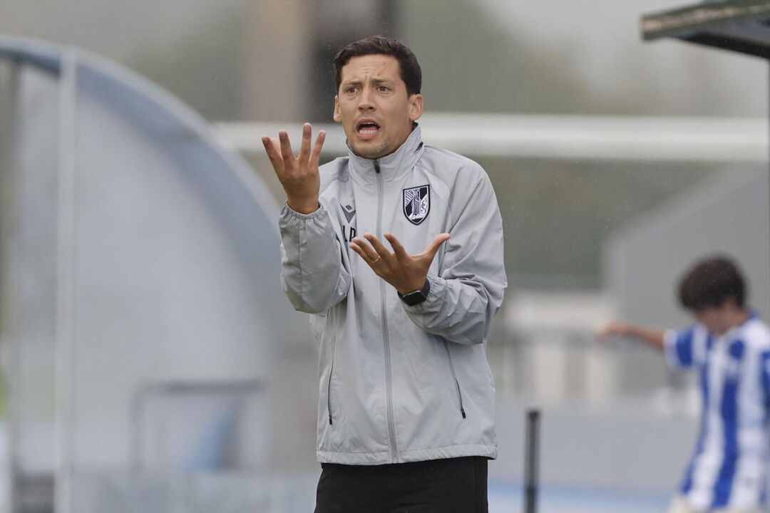 Luís Pinto a gesticular durante jogo do V. Guimarães