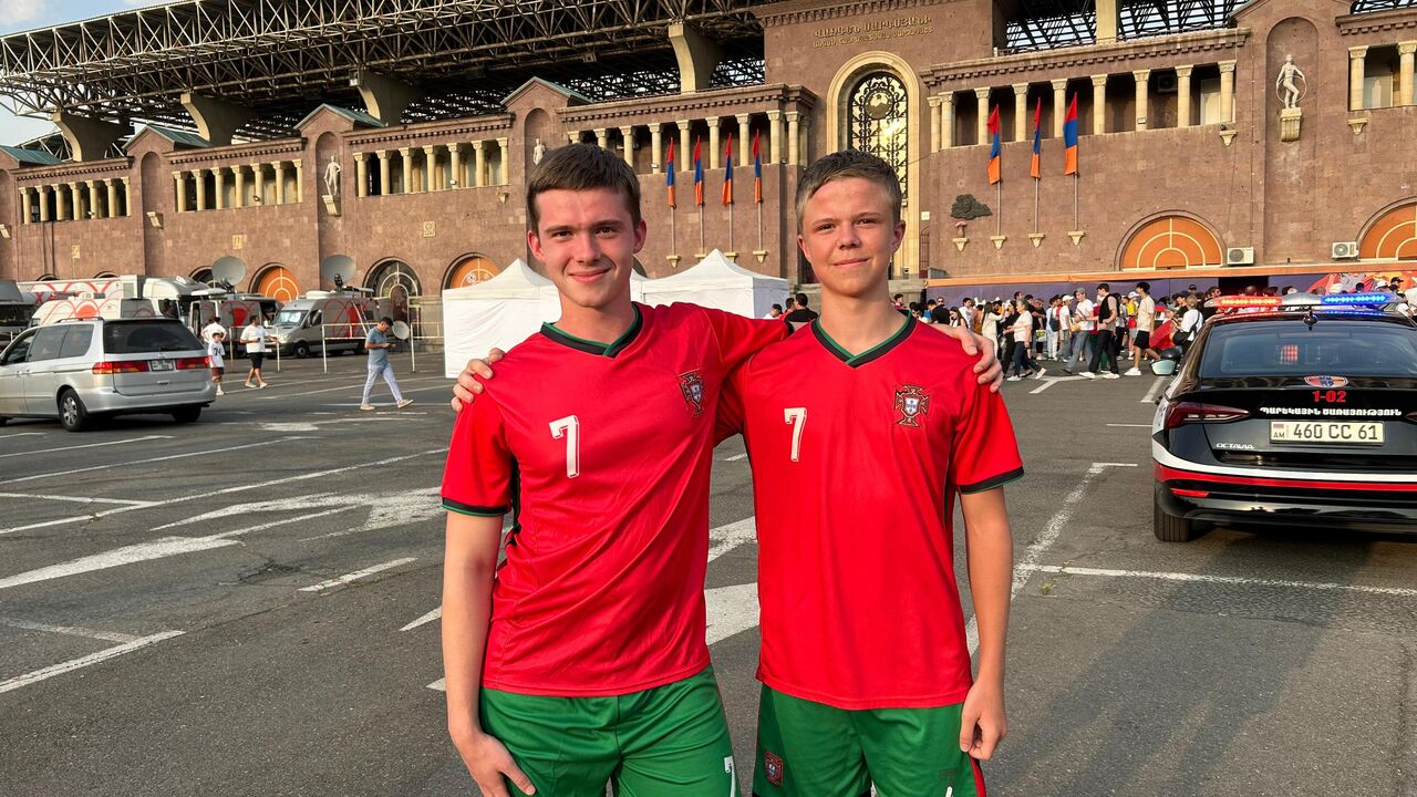 Os irmãos Miron (à direita) e Grisha (esquerda)