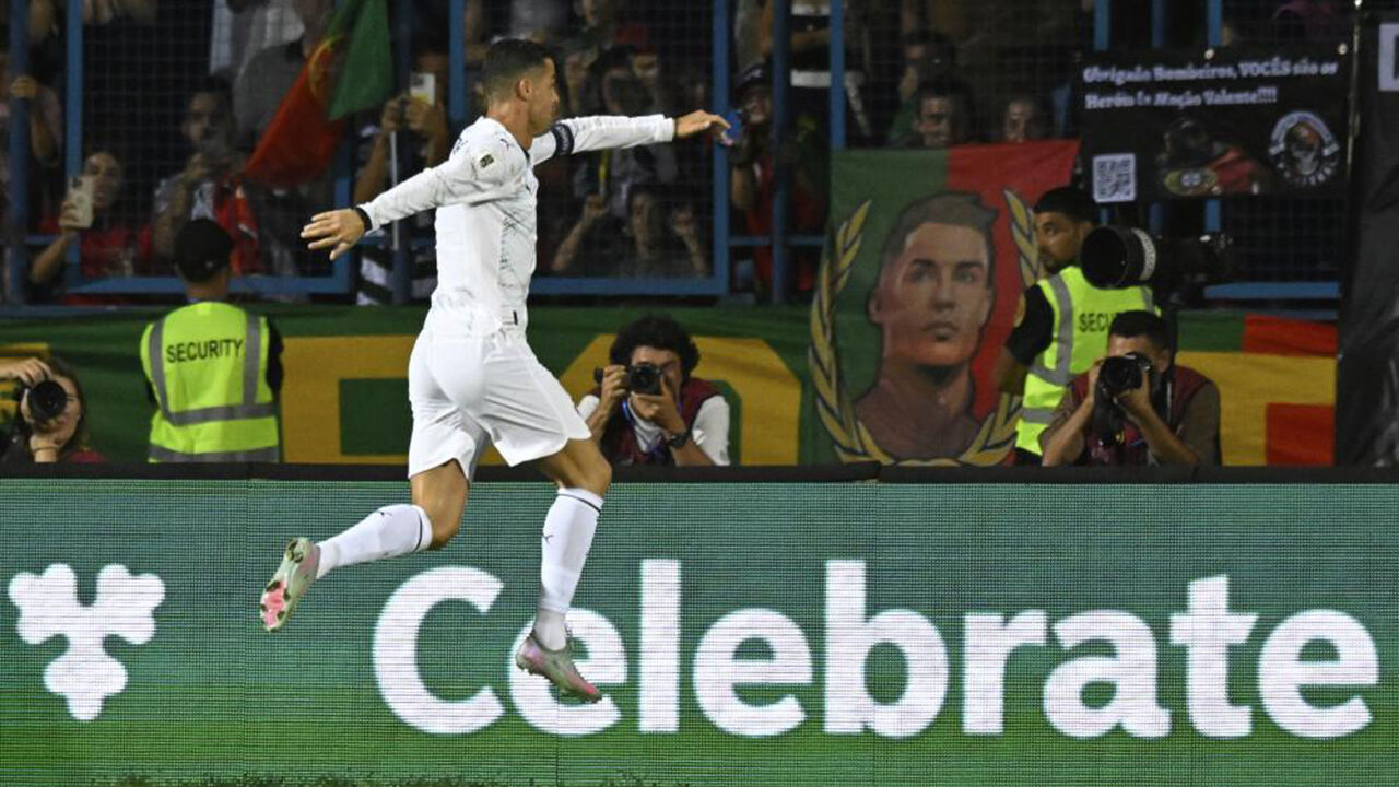 Cristiano Ronaldo celebra golo na partida frente à Arménia