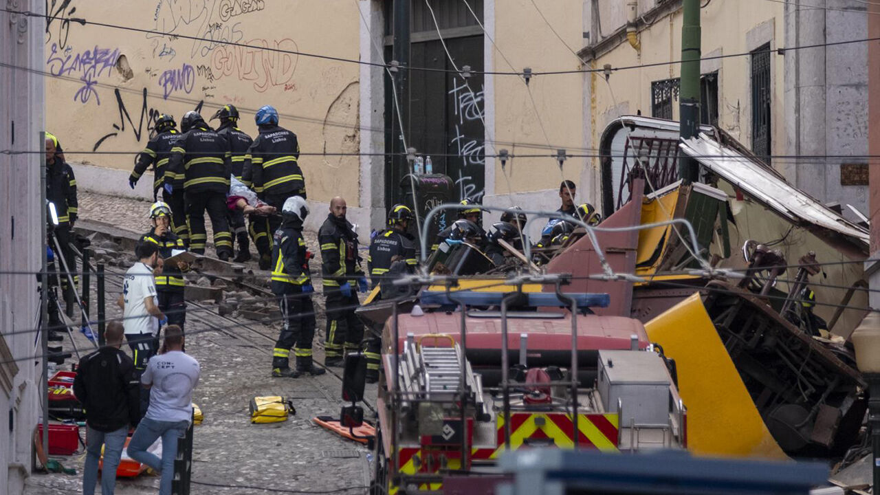 Guarda-freio tentou travar elevador da Glória, mas carruagem descarrilou e embate causou estragos