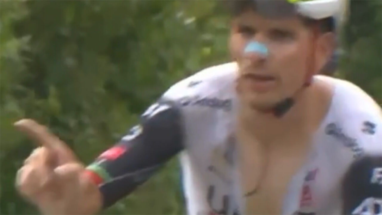 João Almeida responde a equipa rival durante etapa