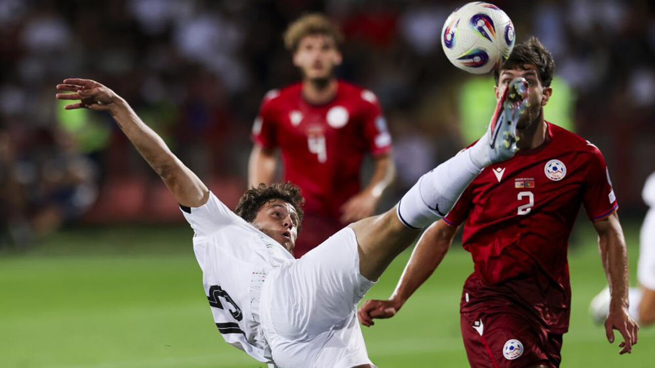 Futebolistas da Arménia e Portugal disputam a bola no jogo