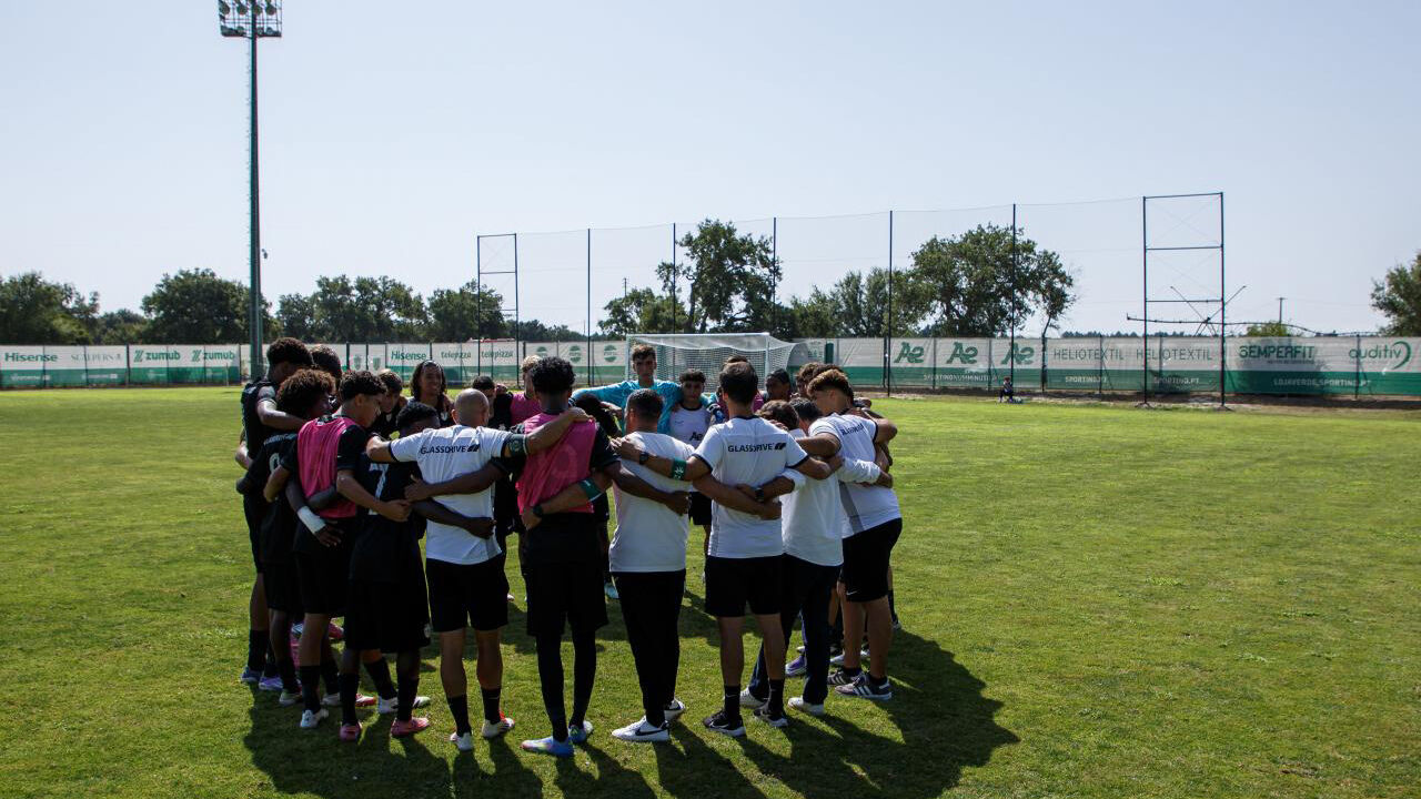 Sporting vence Farense por 3-0 em jogo com entrada fulgurante.
