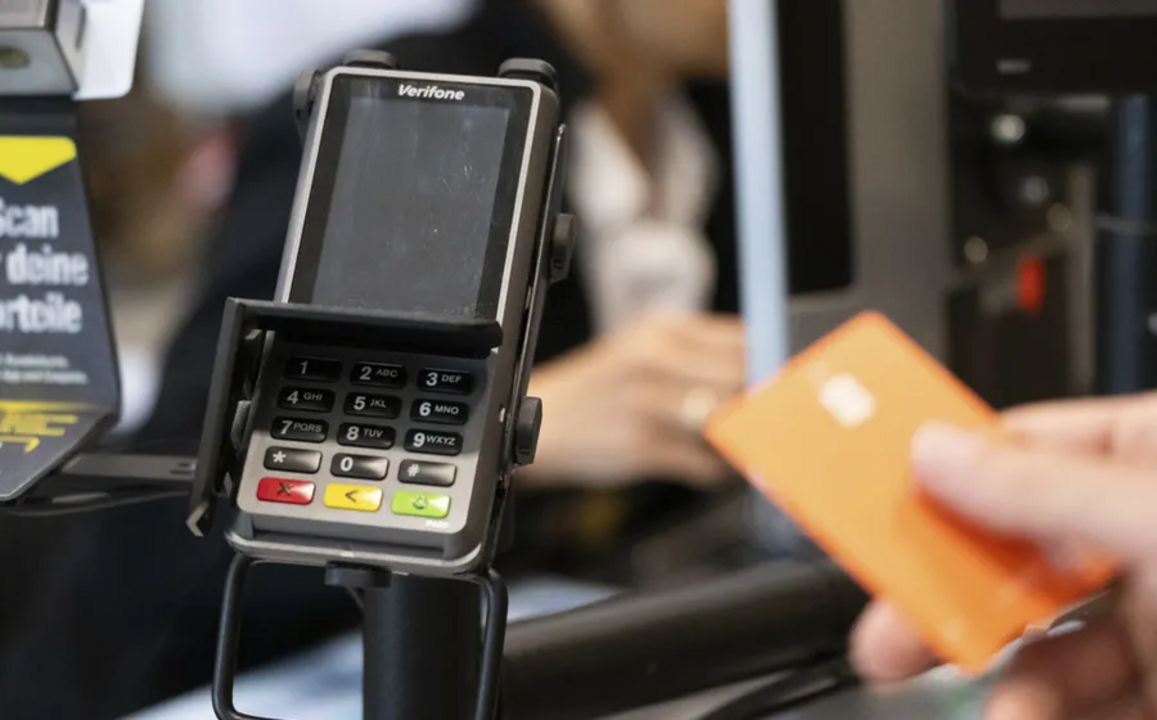 Franceses preparam greve de pagamentos com cartões de crédito.