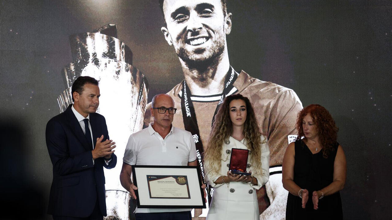 Rute Cardoso na homenagem a Diogo Jota na Cidade do Futebol